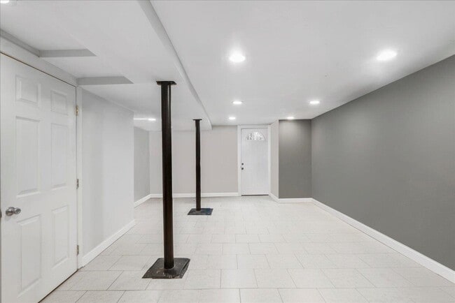 Building Photo - 252 Grace Ave