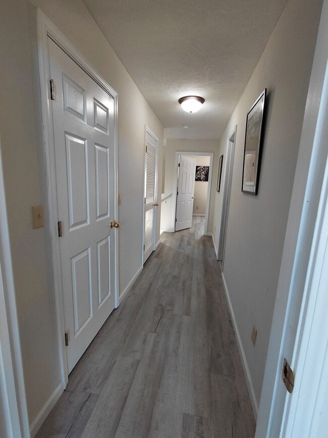 Building Photo - 4 Plex unit close to FLW