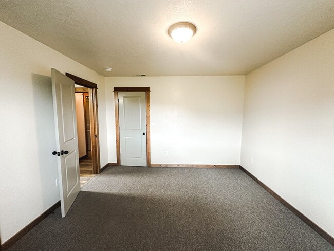 Building Photo - 3 Bedroom, 1 Bathroom Lower Level Duplex