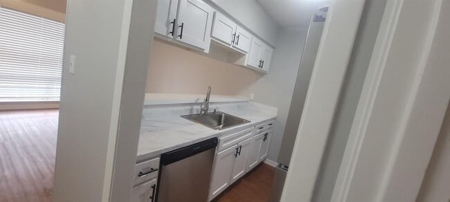 Building Photo - 608 W 51st St