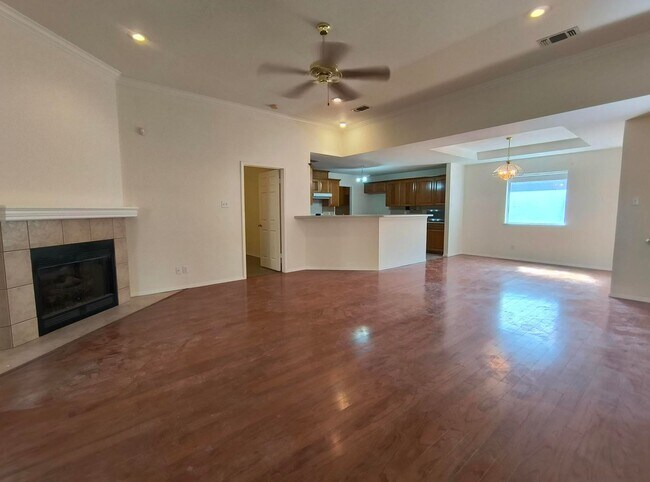 Building Photo - Beautiful and Spacious 3 bedroom, 2 bath h...