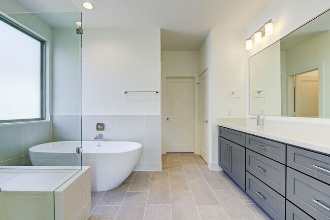 Building Photo - Modern luxury home in well established inn...