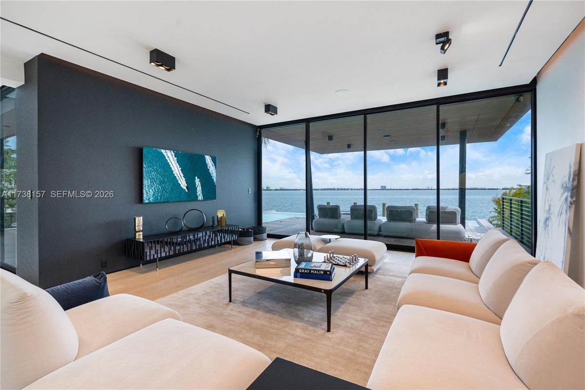 Building Photo - 1369 N Venetian Way