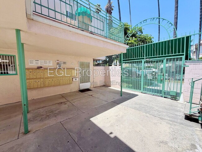 Building Photo - 1555 N Bronson Ave
