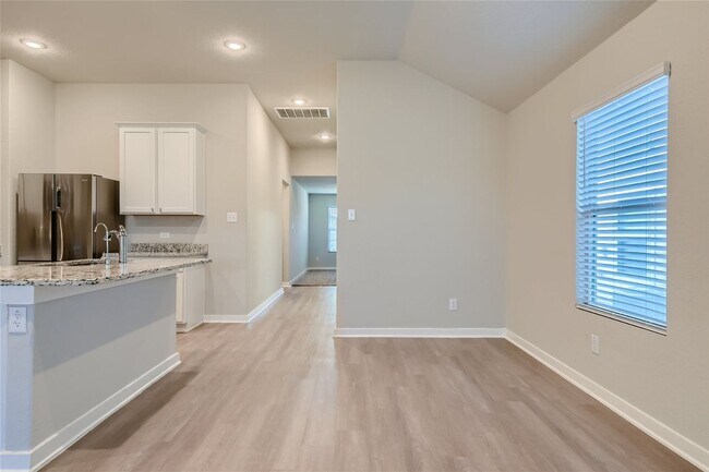 Building Photo - Gorgeous 2 bedroom rental! $500 off of the first full month's rent!