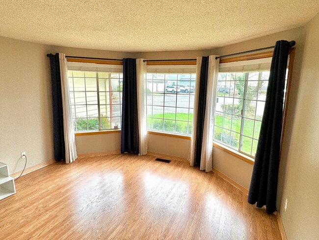 Building Photo - Linwood Neighborhood, Milwaukie Home on Quiet Cul-de-sac, 2 Car Garage, A/C, Huge Fenced Backyard