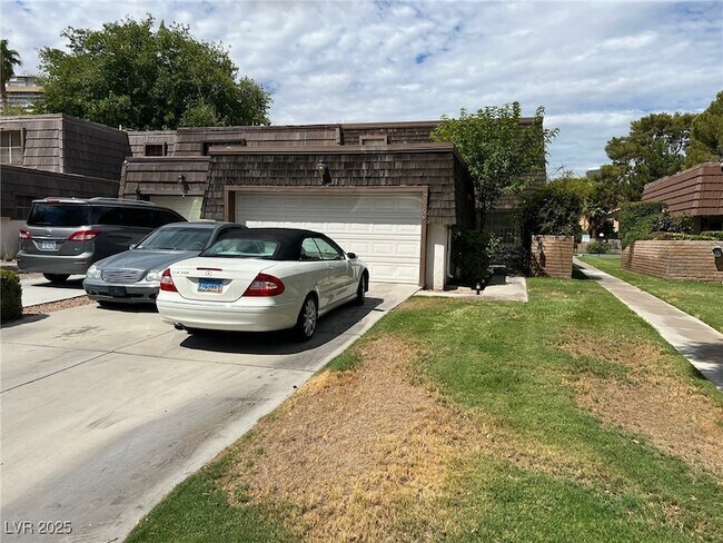 Building Photo - 2963 Pinehurst Dr