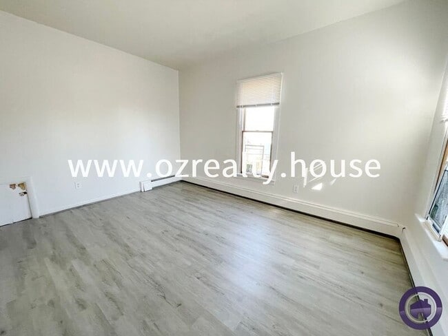 Building Photo - 215 E Reed Ave