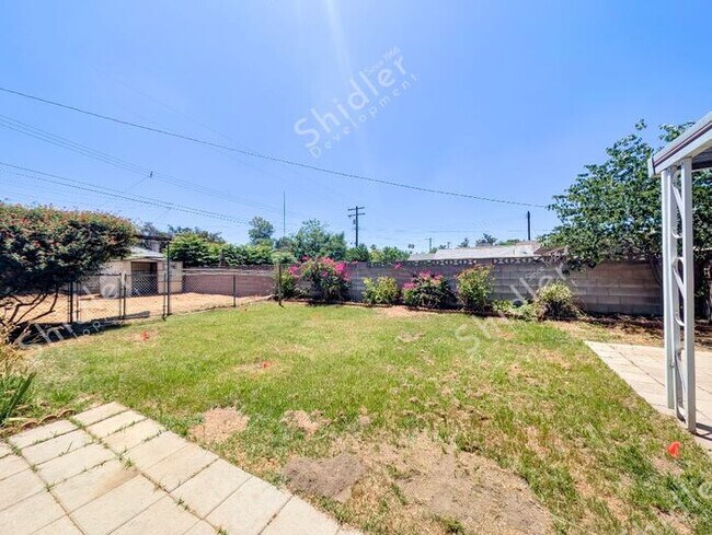 Building Photo - 2 Bedroom 1 Bath and 2 Massive Yard in North San Bernardino