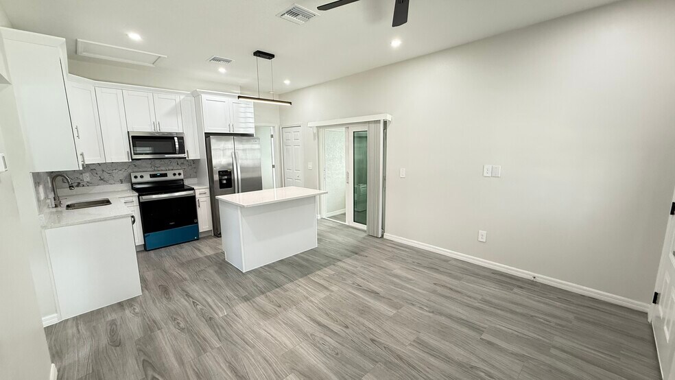 Building Photo - 37542 Eiland Blvd