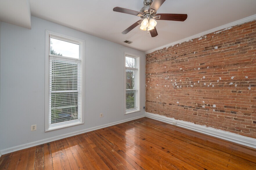 Building Photo - 926 S Hanover St