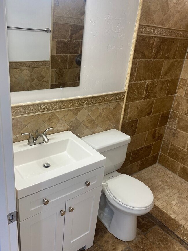 Building Photo - Nicely updated 3/2 SFH in Glendale w no HOA