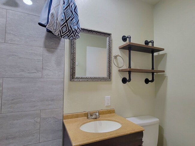 Building Photo - 608 N Poplar Ln