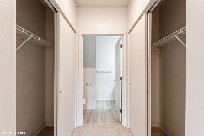 Building Photo - 2 Bed 2 Bath Apartment!