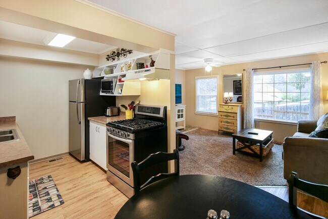 Building Photo - Daisy Creek Cottage: Fully Furnished 2bd/1ba, Fenced Yard, Utility Fee $300