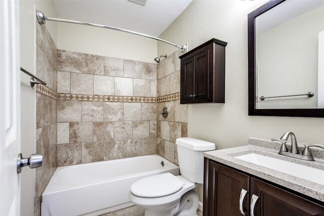 Building Photo - 811 Brentwood Ln