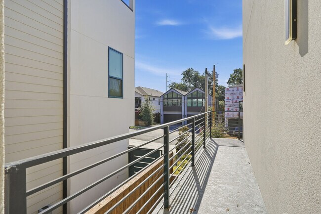 Building Photo - 2345 Hondo Ave