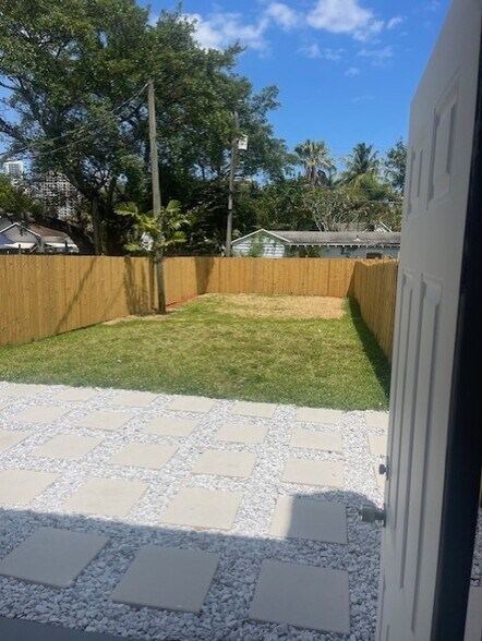 Building Photo - 622 SW 7th Ave