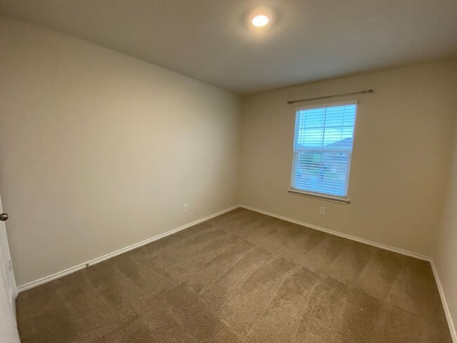 Building Photo - Beautiful 3 bed, 2.5 bath home!