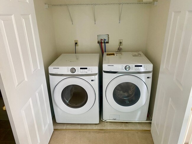 Building Photo - 3 Bedrooms - 2 Full & 1 Half Bath Townhous...