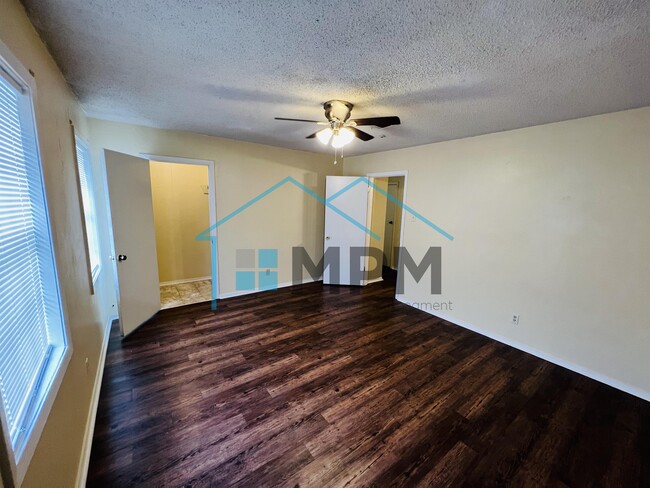 Building Photo - 62 W Elmwood Dr