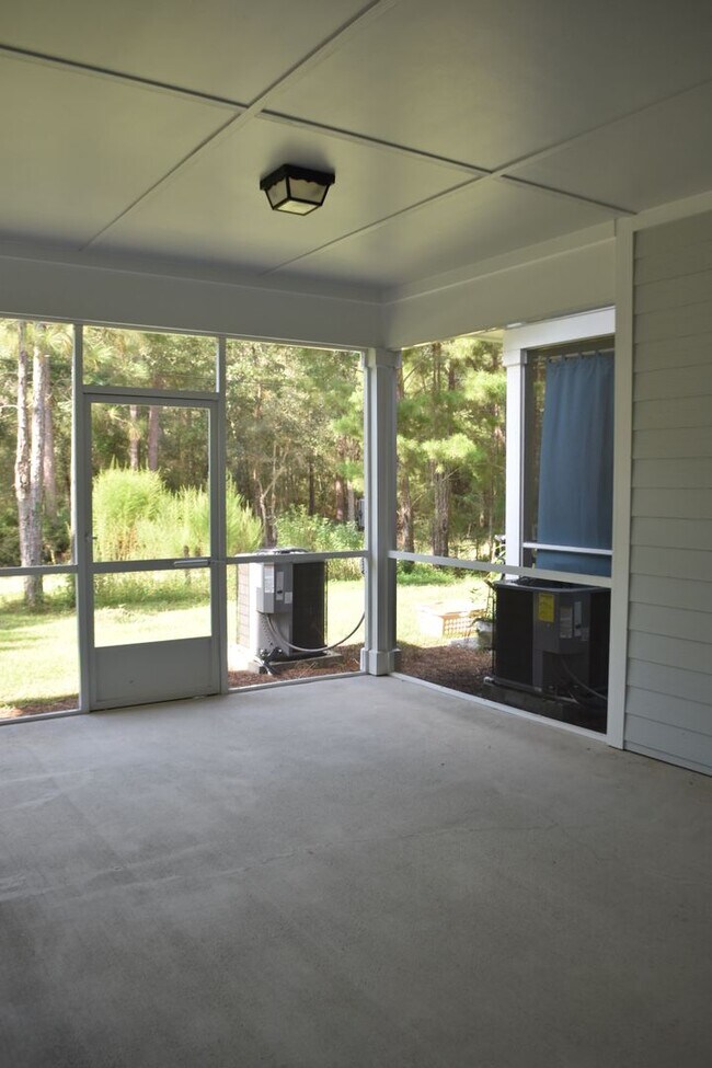 Building Photo - Available June 1 Three Bedroom Townhouse a...