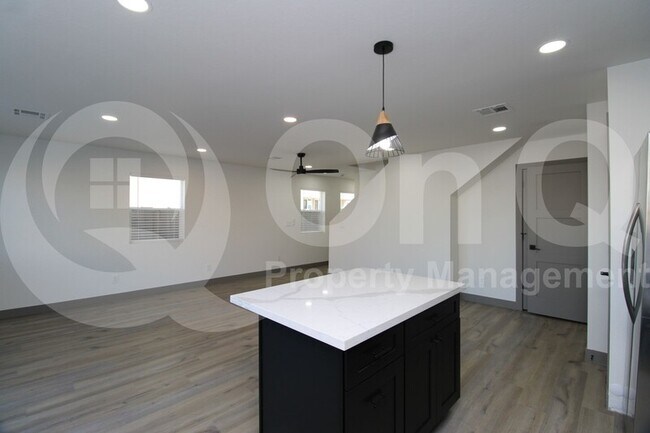 Building Photo - 2516 E Broadway Rd