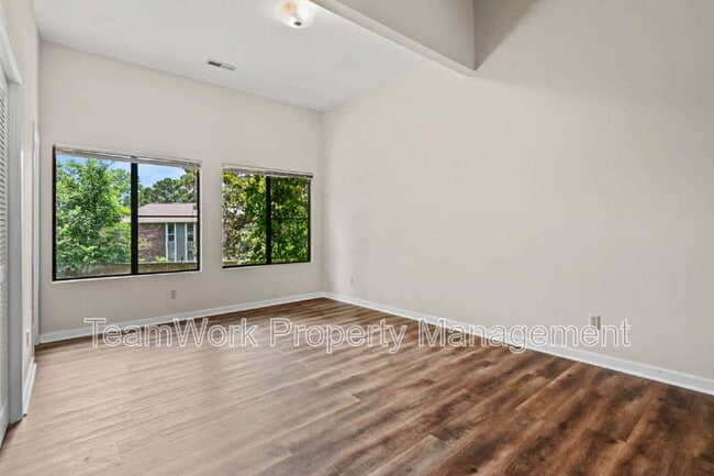 Building Photo - 9 Stallion Ct
