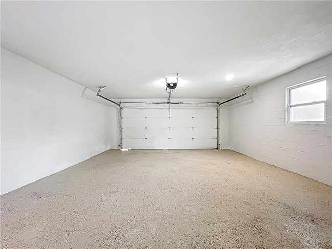 Building Photo - 8676 Hillside Dr