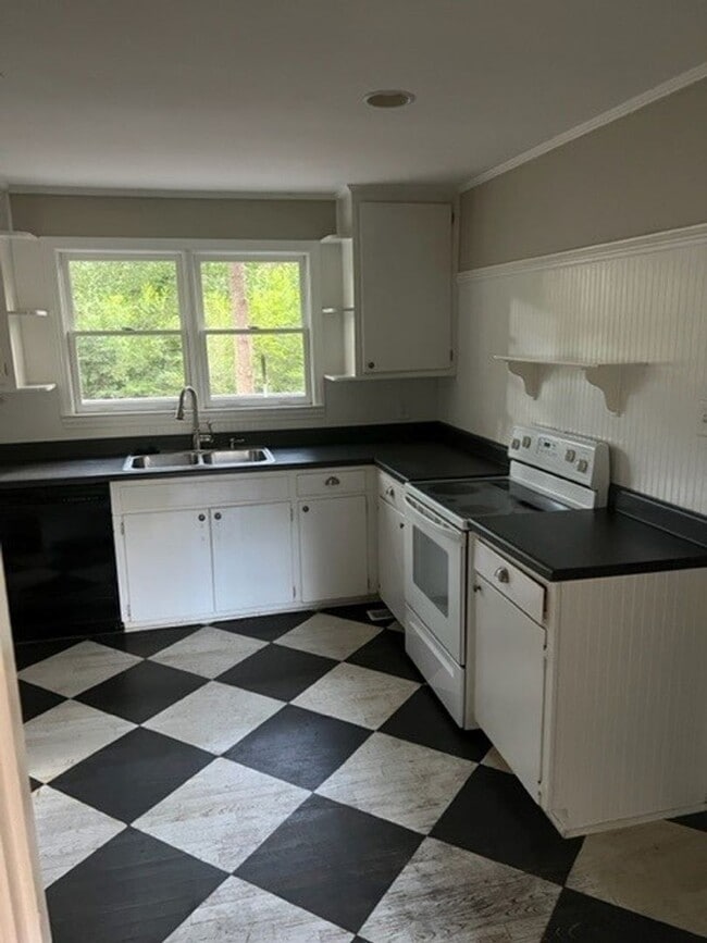 Building Photo - North Macon Home Move-In Ready