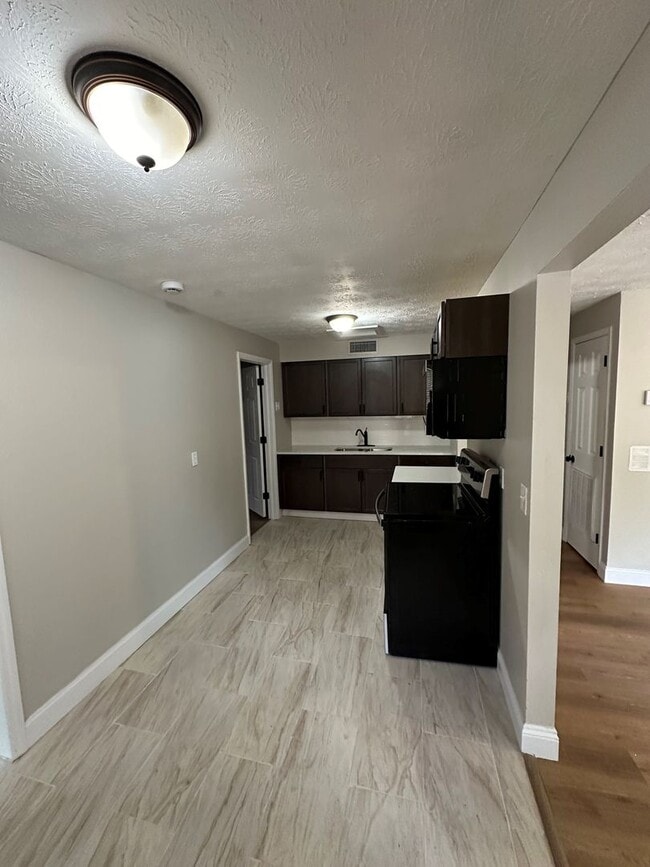 Building Photo - **4/2 BR Single Family home : Available Now