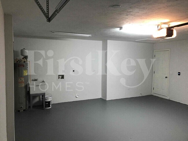 Building Photo - 3922 SE 2nd Ave