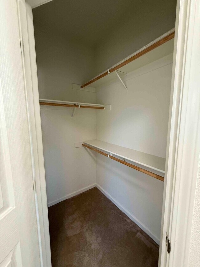 Building Photo - Spacious Cresleigh Ranch Home Near Schools...