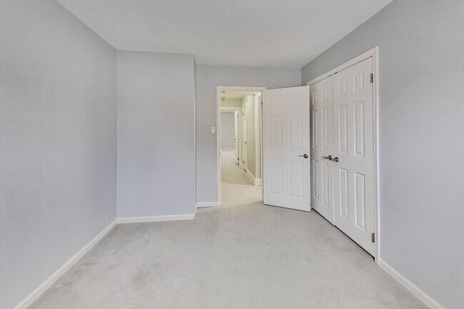 Building Photo - Spectacular 3 Bed + LOFT + 3.5 Bath- Custom Kitchen & Master Retreat w/ Beautiful Updates