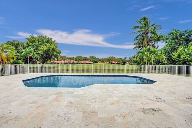 Building Photo - 2527 Lakes Dr