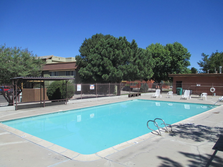 Refreshing Swimming Pool - Sun Pointe Park Apartments