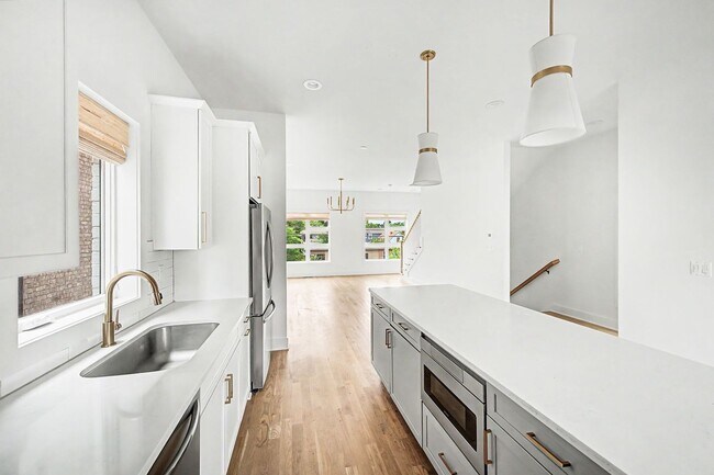 Building Photo - Stunning 3BR/3.5BA contemporary condo in the heart of Wedgewood-Houston!