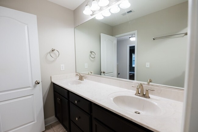 Building Photo - Stunning 5 Bedrooms, 4 Baths home in Summerfield with 2 car garage.