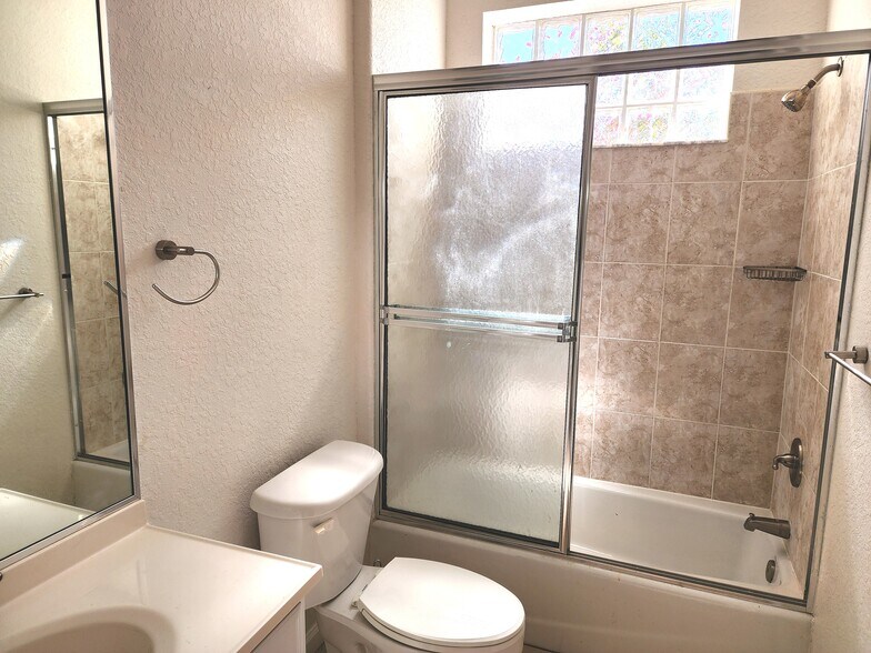 Building Photo - 223 Golf Aire Blvd