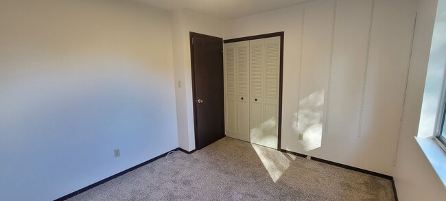 Building Photo - 4 Bedroom Home with Large Shop