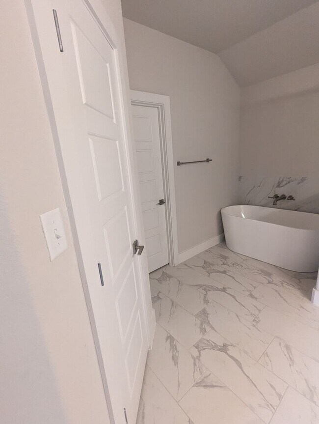 Building Photo - 4/2.5/2 - Beautiful 2 story/ PRIVATE PARKING!! GODLEY ISD