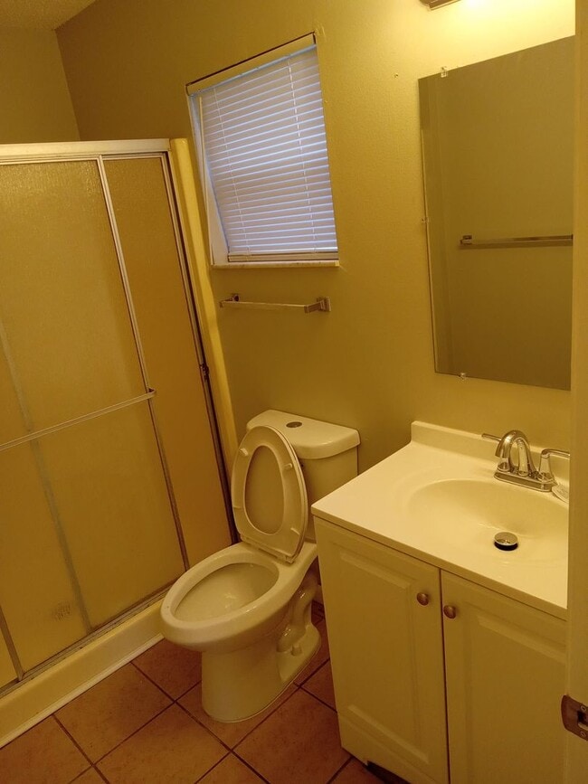 Building Photo - Move-In Ready 2BR/2BA Home with Modern Upd...