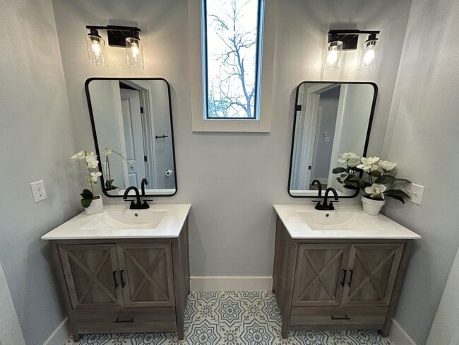 Building Photo - 2BED / 1BATH Condo/Townhome For Lease! Available NOW!