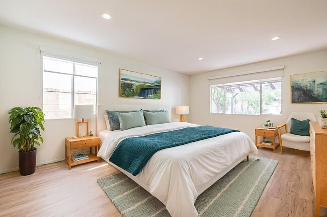 Building Photo - Executive 5-Bedroom Pool Home with Dual Master Suites in Stevenson Ranch