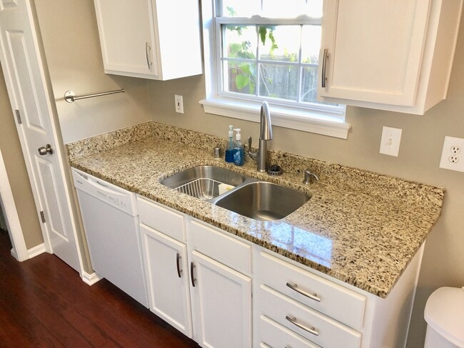 Building Photo - Updated East End Condo For Rent! So Nice