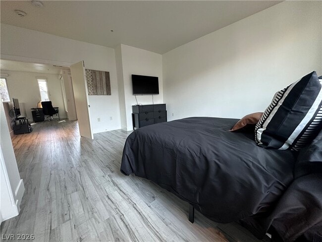 Building Photo - 4545 Dean Martin Dr