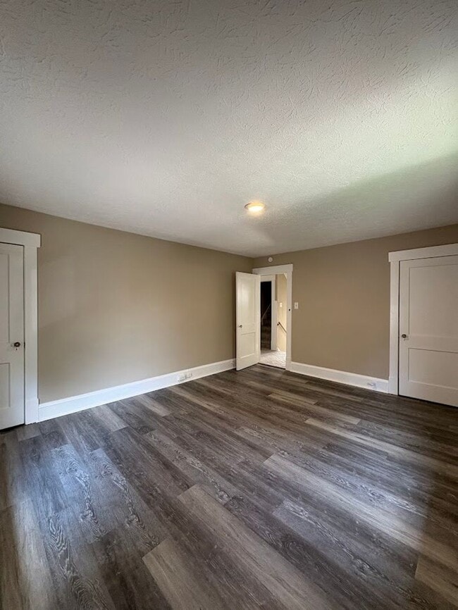 Building Photo - Four bedroom one bathroom home for rent