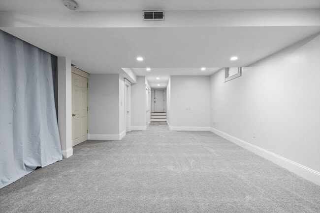Building Photo - 860 E 4th St