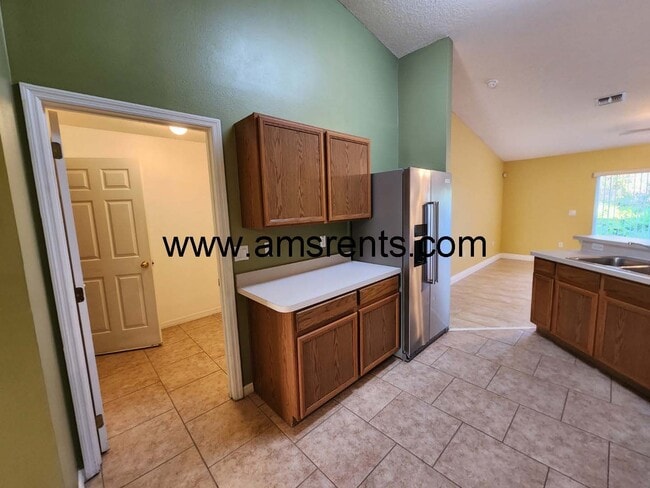 Building Photo - Large 4/2 Home With 2 Car Garage In Poinciana