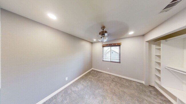 Building Photo - Beautiful 2 story 4 bed/2.5 bath Home in Y...